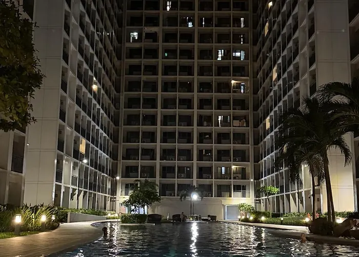 Modern With Balcony And Pool View *