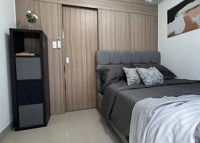 Modern With Balcony And Pool View * Manila